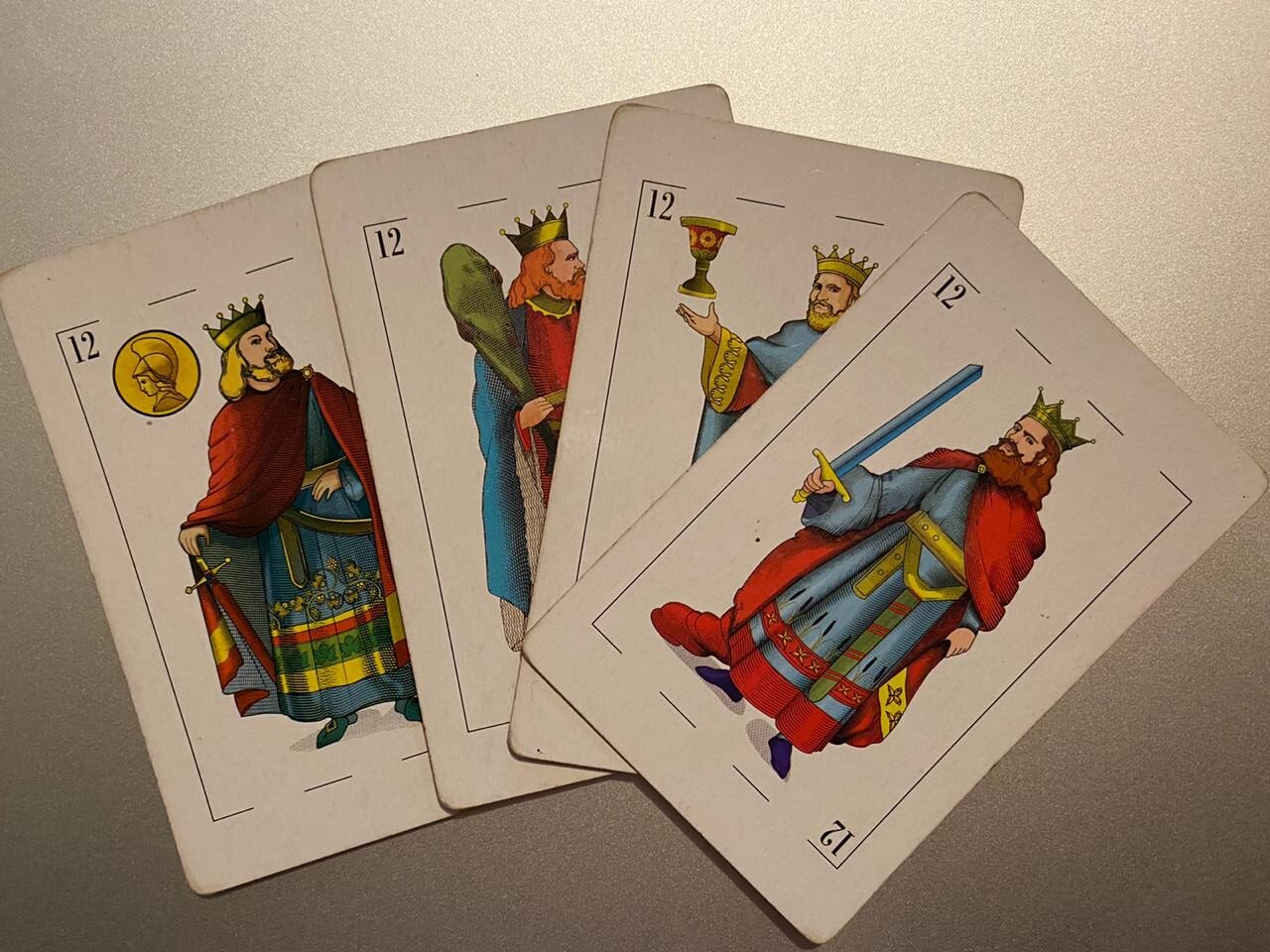 Gitana Perla te cuenta el significado de los palos en las cartas españolas