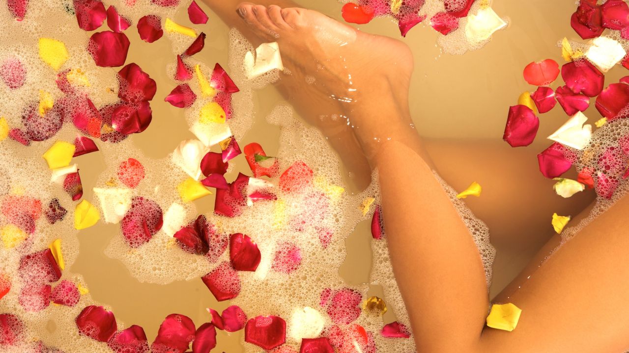 Gitana Perla y su poderoso baño de rosas para ser irresistible a los ojos de tu pareja