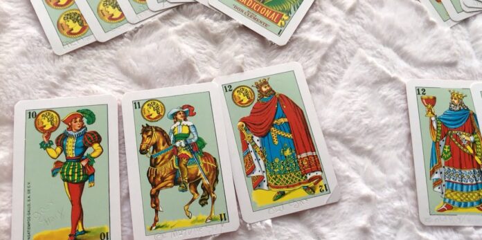Descubre la magia de la adivinación con cartas españolas de la mano de Gitana Perla