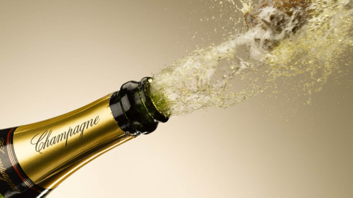Haz este ritual con champagne que Gitana Perla utiliza para la abundancia económica