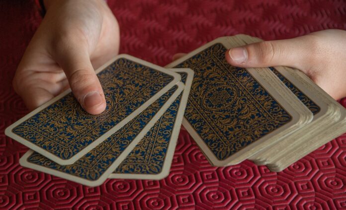 La magia de la adivinación contenida en las cartas españolas