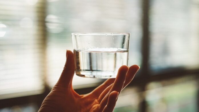 Ritual del vaso con agua y sal debajo de tu cama: deshazte de las malas energías