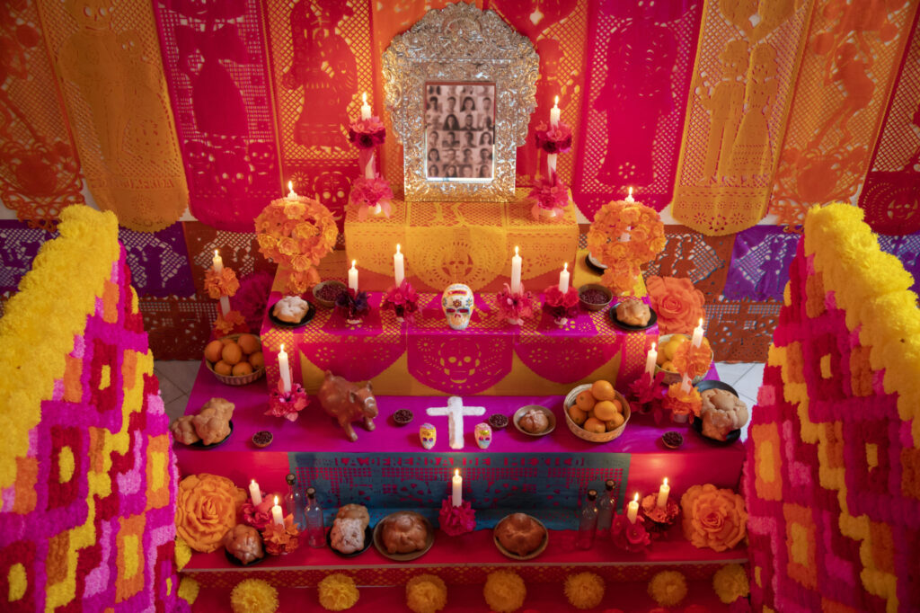 Los elementos que no deben faltar en tu altar de muertos Gitana Perla