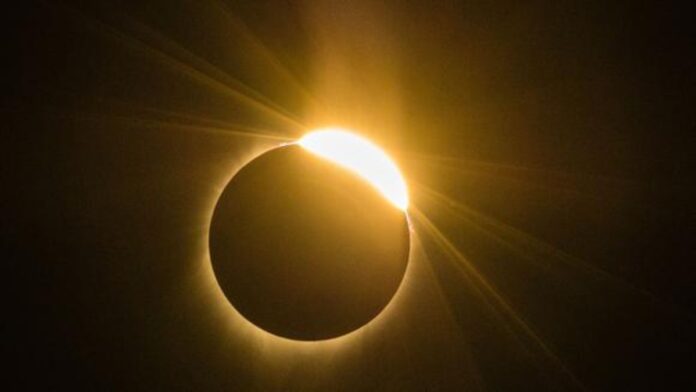 Aprovecha el poder del próximo eclipse total de sol con este ritual