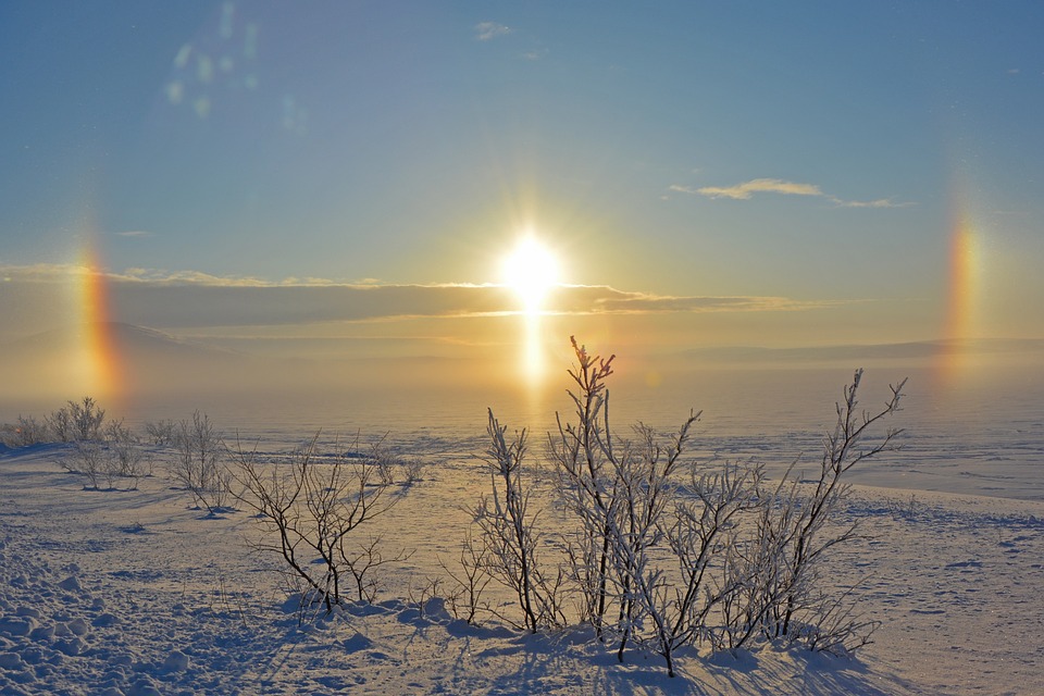 solsticio de El solsticio de invierno, el punto culminante de la estación más fría y oscura, se presenta como un fenómeno celestial impregnado de magia y simbolismo. Este momento astronómico, que ocurre alrededor del 21 de diciembre en el hemisferio norte, marca la noche más larga y el día más corto del año.